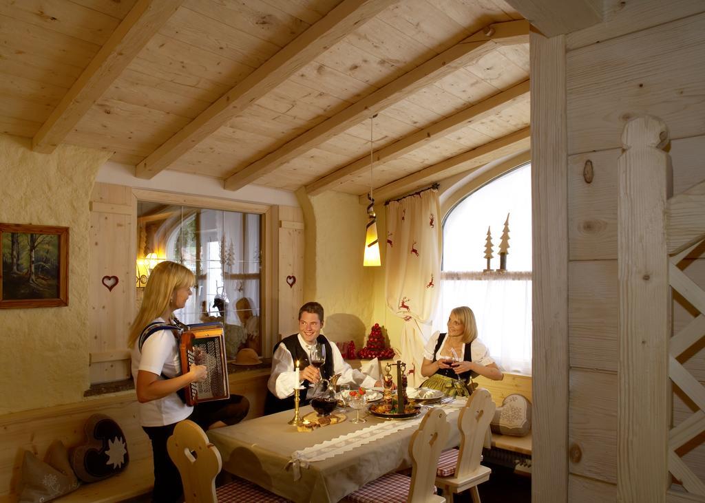 Hotel "Zum Ritter" Tannheim Restaurant bilde
